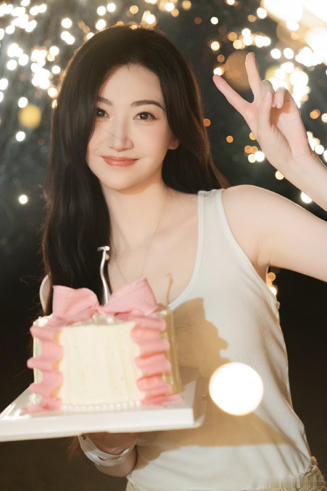 景甜37岁女大生日照 甜姐37岁生日照来收割心动啦? 烟花、蛋糕、大蝴蝶结，每一