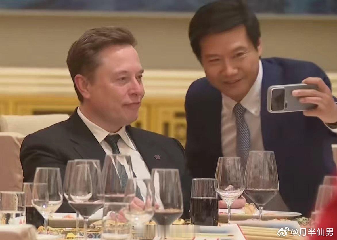 别再怪黑它们雷军了。毕竟它们家的高管没参加，心里嫉妒，只能黑一下雷军心理平衡了。