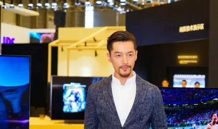 他是凭借实力和演技赢得了观众的喜爱。养娃对于任何一个父亲来说都是一项巨大的责任和