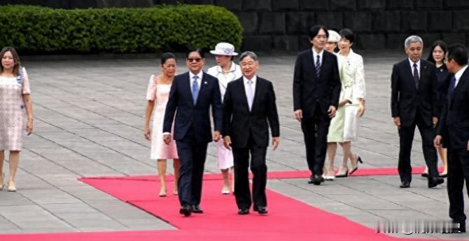高市早苗的政治生涯怕是要到头了，谁也没想到，最后压垮她的，竟然是一位62岁的皇后