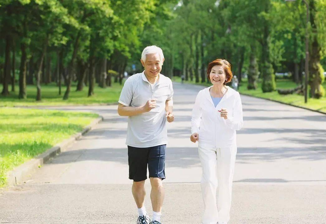 55岁大妈脑梗去世，饮食清淡，常去公园锻炼，医生：错在3个习惯

不少中老年人生