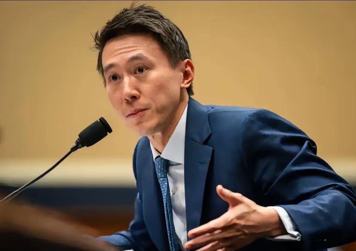 走向成功的表现：

一、脑子里不再相信任何人。
二、表现的一天比一天低调沉稳。