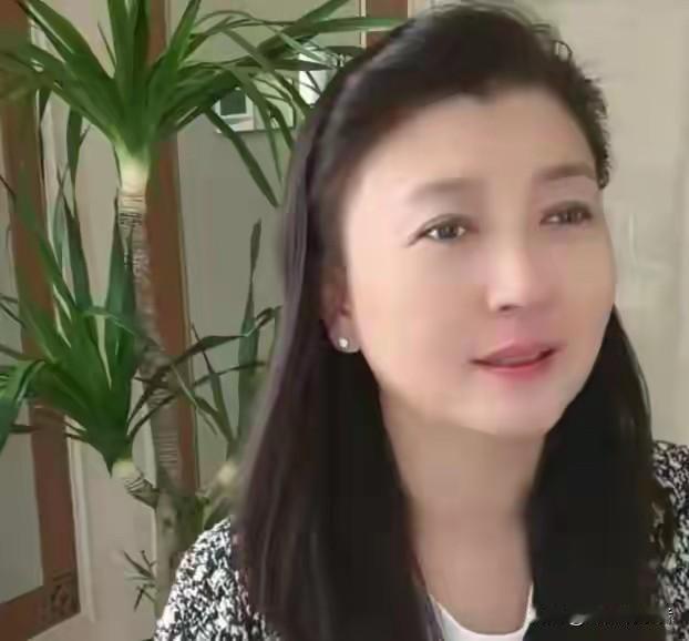 闫学晶这次可真是“祸从口出”。她直播说儿子拍部戏挣几十万还不够家庭开支。
这言论