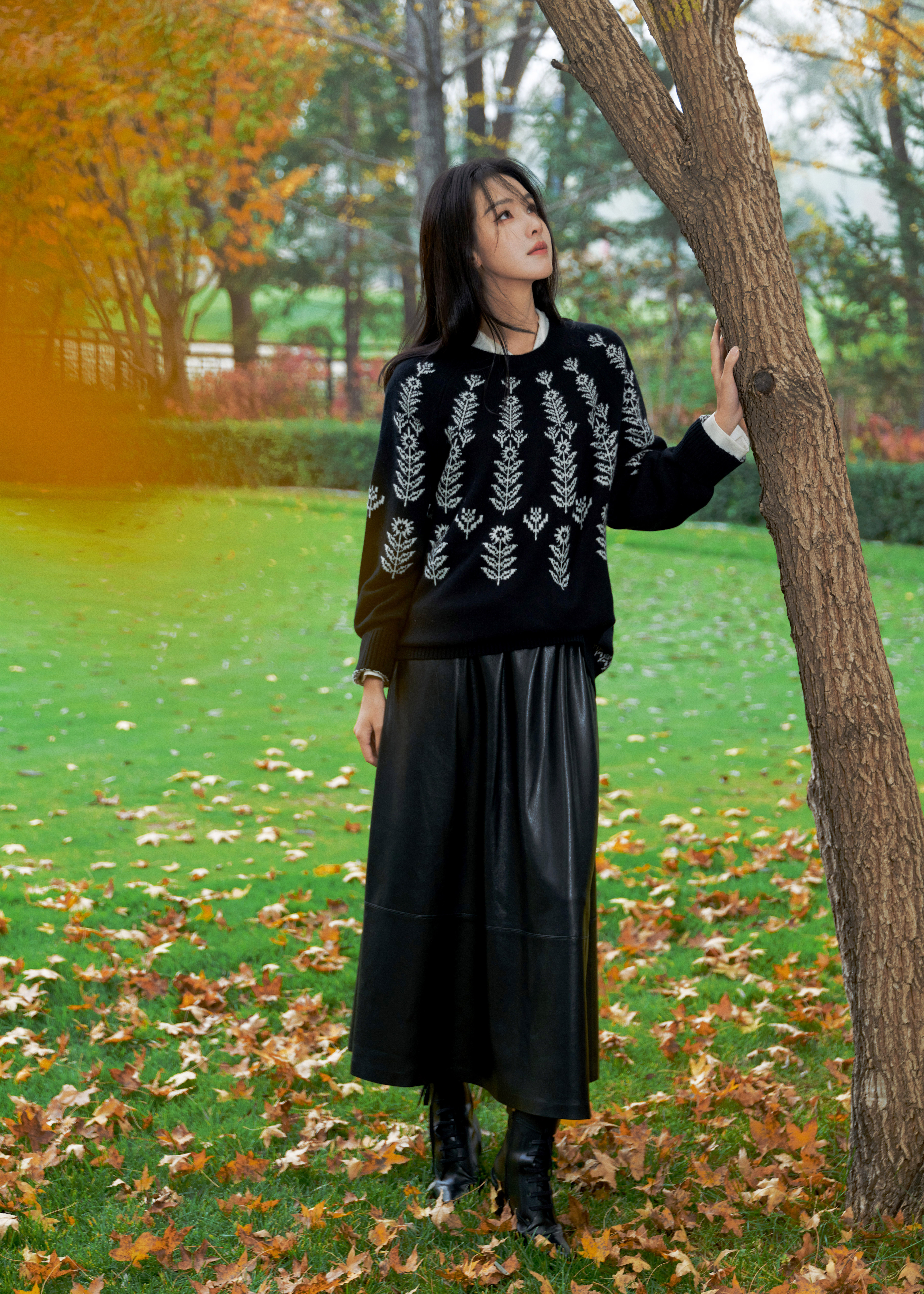 陈都灵[超话] 秋意渐浓，温暖漫溢。羊绒演绎暖意时光，针脚编织含蓄诗篇。化妆：发