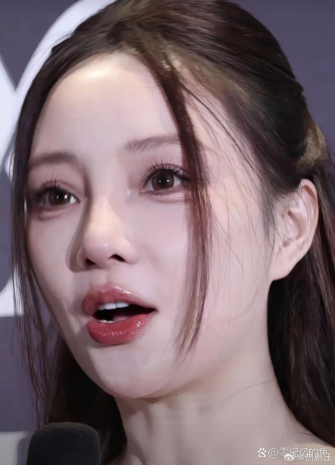 李小璐高清怼脸拍，年龄感上来了。 