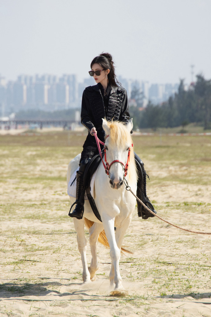 骑白马的画面里孟子义身着黑皮衣，服饰的选择与骑乘的载体形成巧妙的呼应，呼应让整体