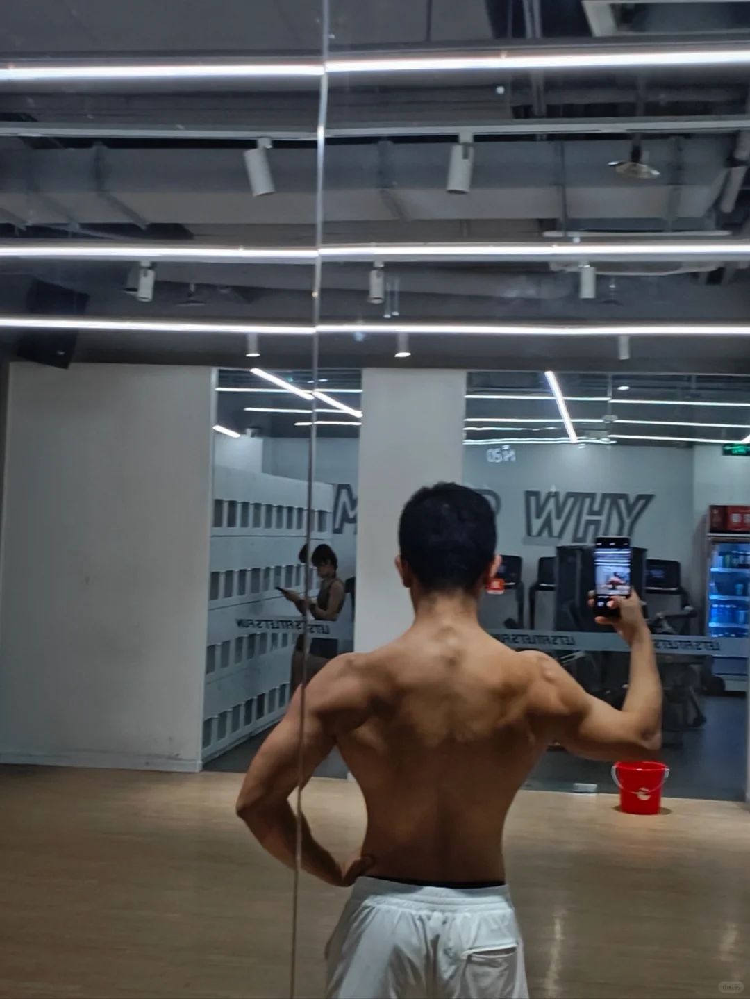 想问大家是如何展背自拍的🤳