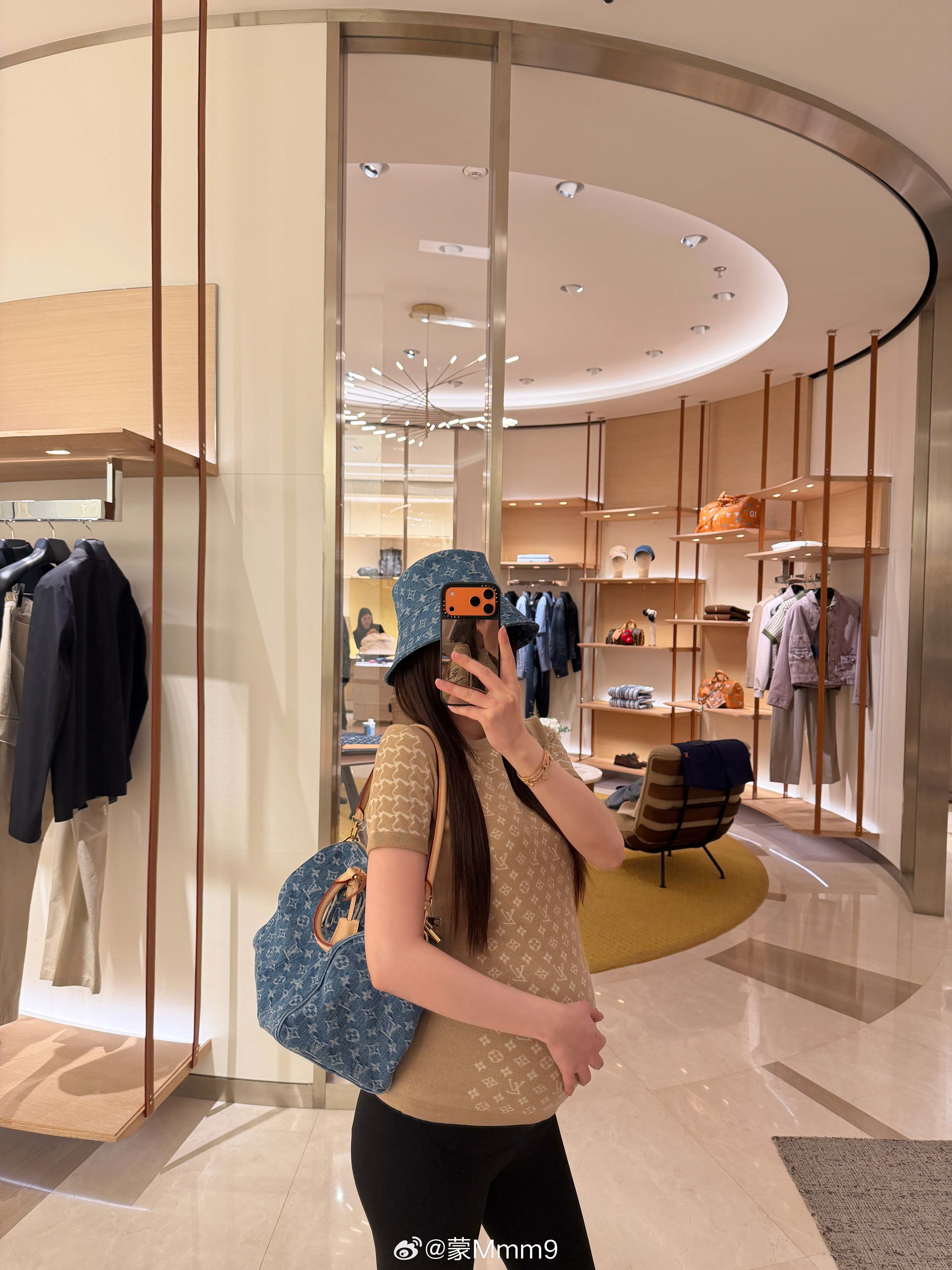 孕32周啦 。做完产检来逛街 🥰现在肚子太大能穿下的衣服不多了 牛仔系列和33