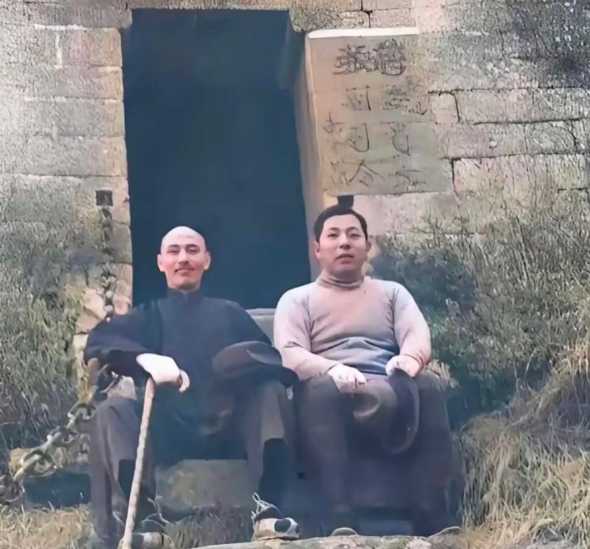 1958年，蒋介石与张学良最后一次单独见面，张向蒋敬礼后，泪从眼出。蒋谈起西安事