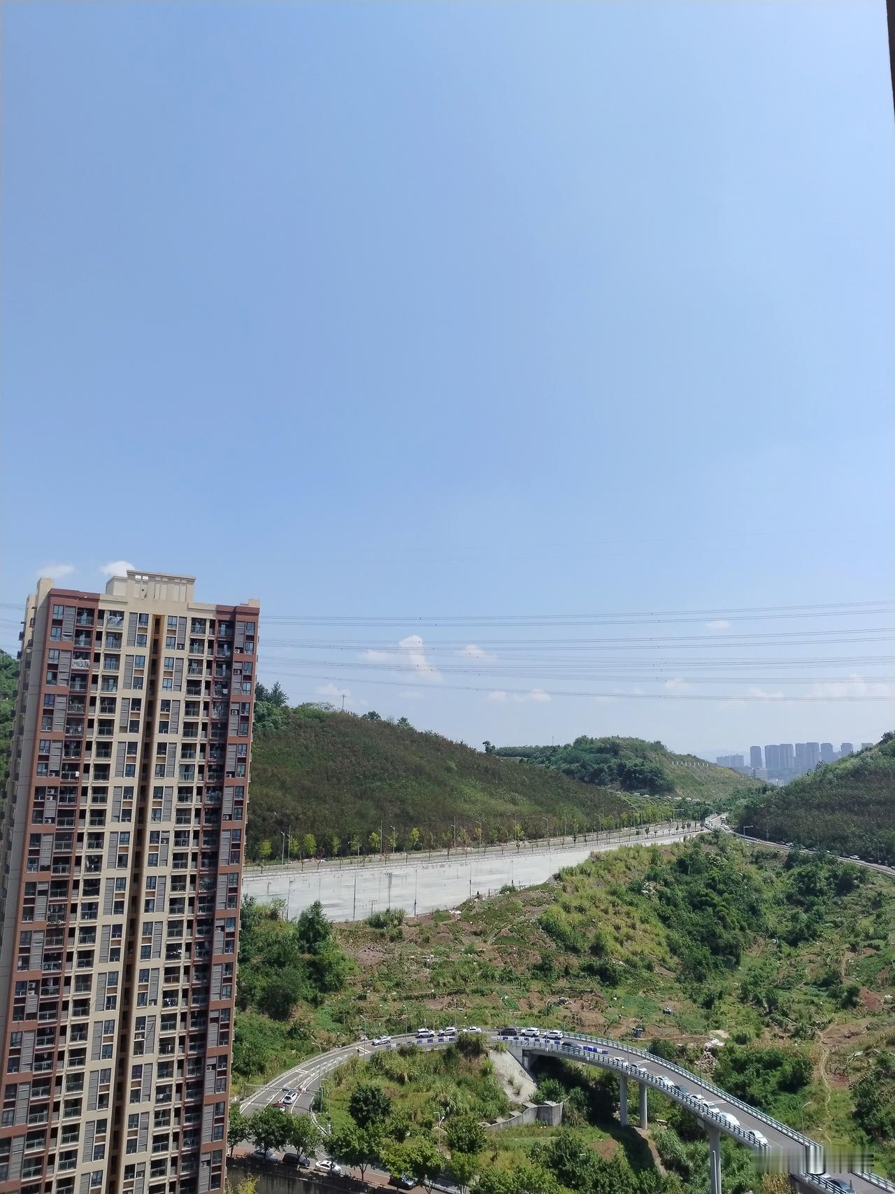 人到四十才慢慢想通，烦恼不用硬逼自己忘掉。
很多糟心事躲不开、抹不掉，越刻意放下