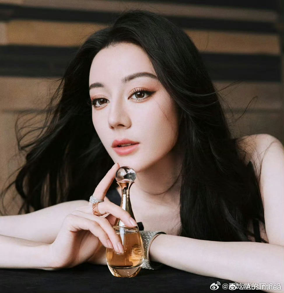 左半身喷迪奥右半身喷娇兰 