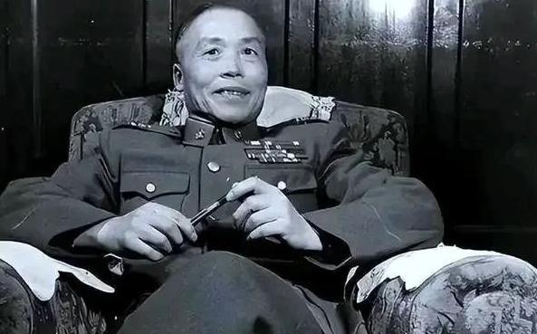 1948年，蒋介石当面跟李宗仁摊牌：德邻，军人就该老老实实去前线打仗，副总统你别