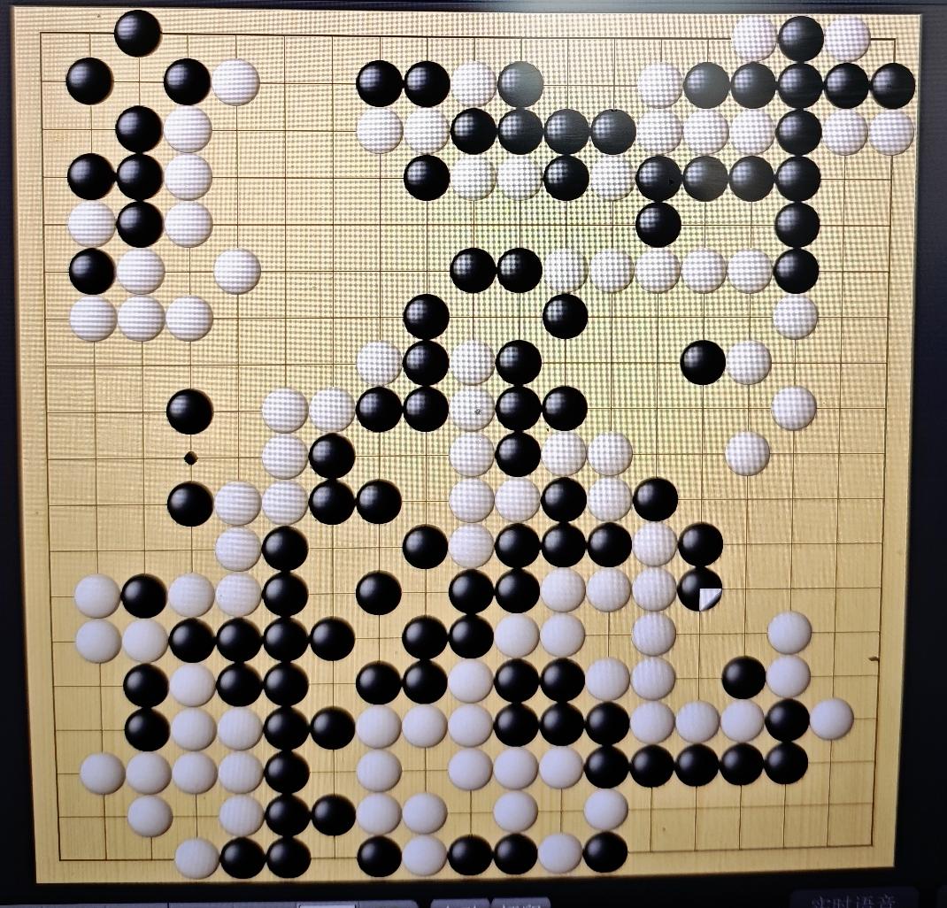 “名古屋”世界围棋双人赛快讯：
於之莹+王星昊～杨子萱+许皓鋐在进行到215手的