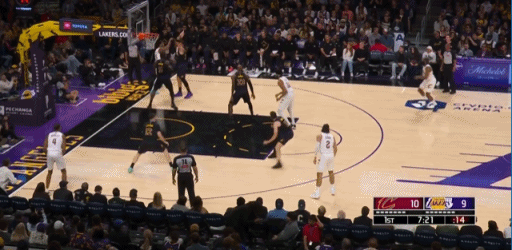 防还是放呢？
詹姆斯似乎很纠结啊！
詹姆斯放空哈登，哈登从容调整后命中了一记历史