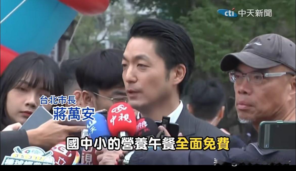 同样是太平洋海峡的两端，

海的一边是全面的预制菜进入学校的餐厅。

海的另外一