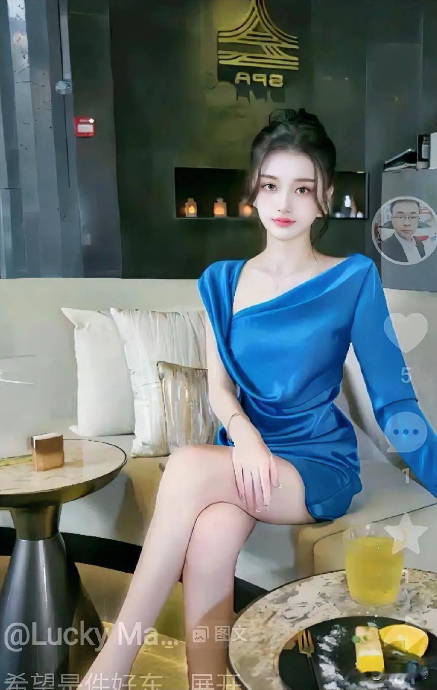 优雅蓝裙，咖啡时光，静享美好。淡雅蓝裙照 蓝白裙穿搭