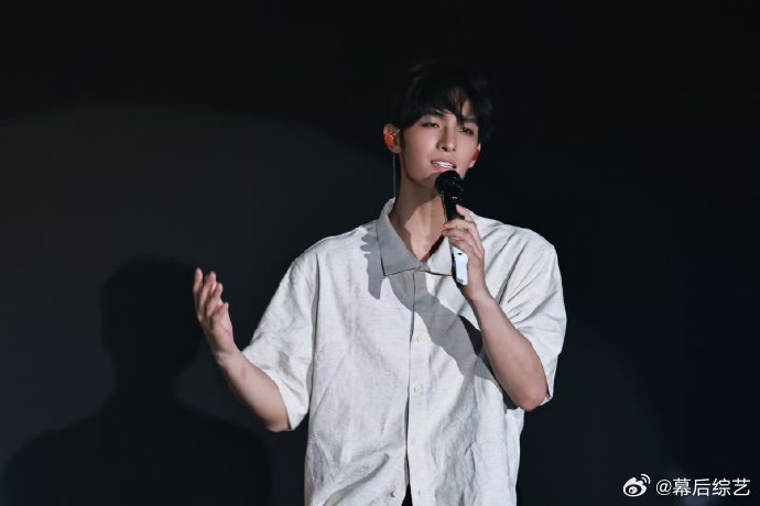 何昶希何衍朝手写彩带何昶希何衍朝舞台细节演唱会收到亲手书写的信件，一字一句都是诚