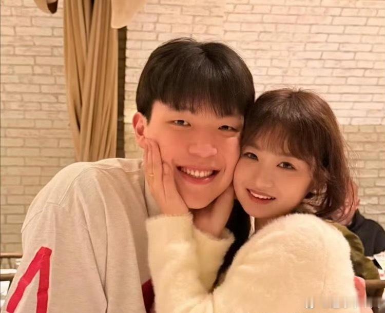 杨瀚森在专访中首次正面详谈女友，透露了这位不善言辞的NBA球员背后“严母式”的温