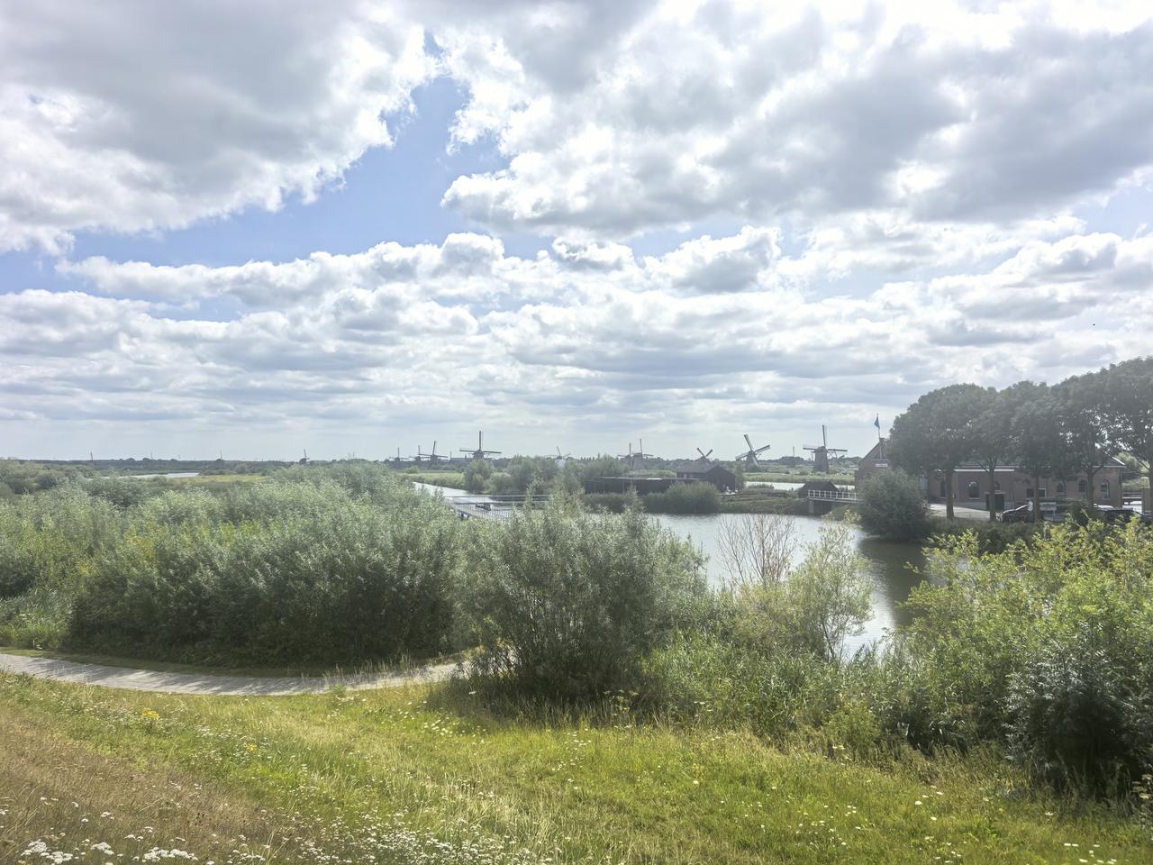 小孩堤防：低地水乡的风车遗产。小孩堤防（Kinderdijk）坐落于荷兰南荷兰省