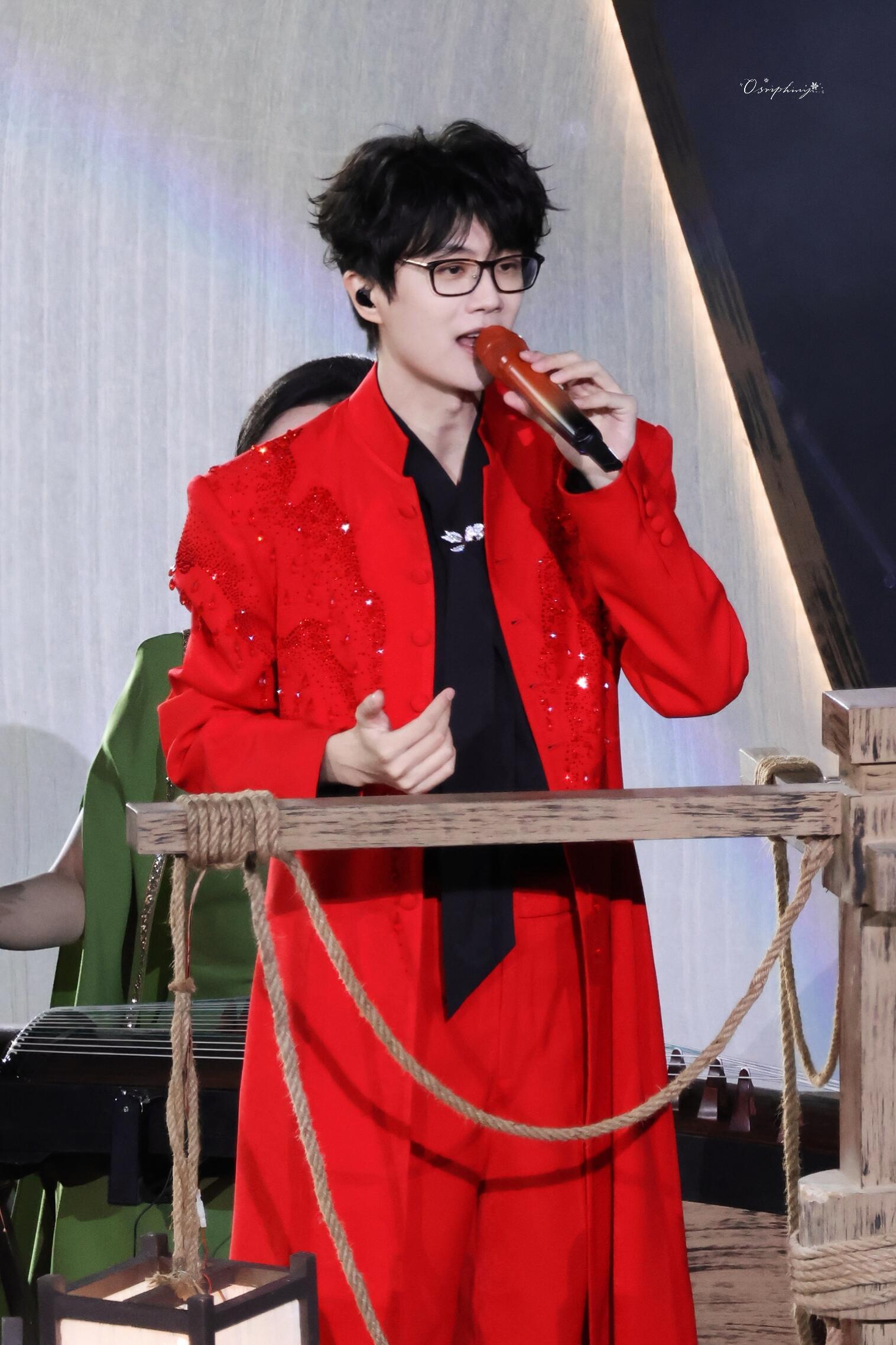 许嵩的红衣造型好权威 全世界最适合穿红衣之人[好喜欢] ​​​