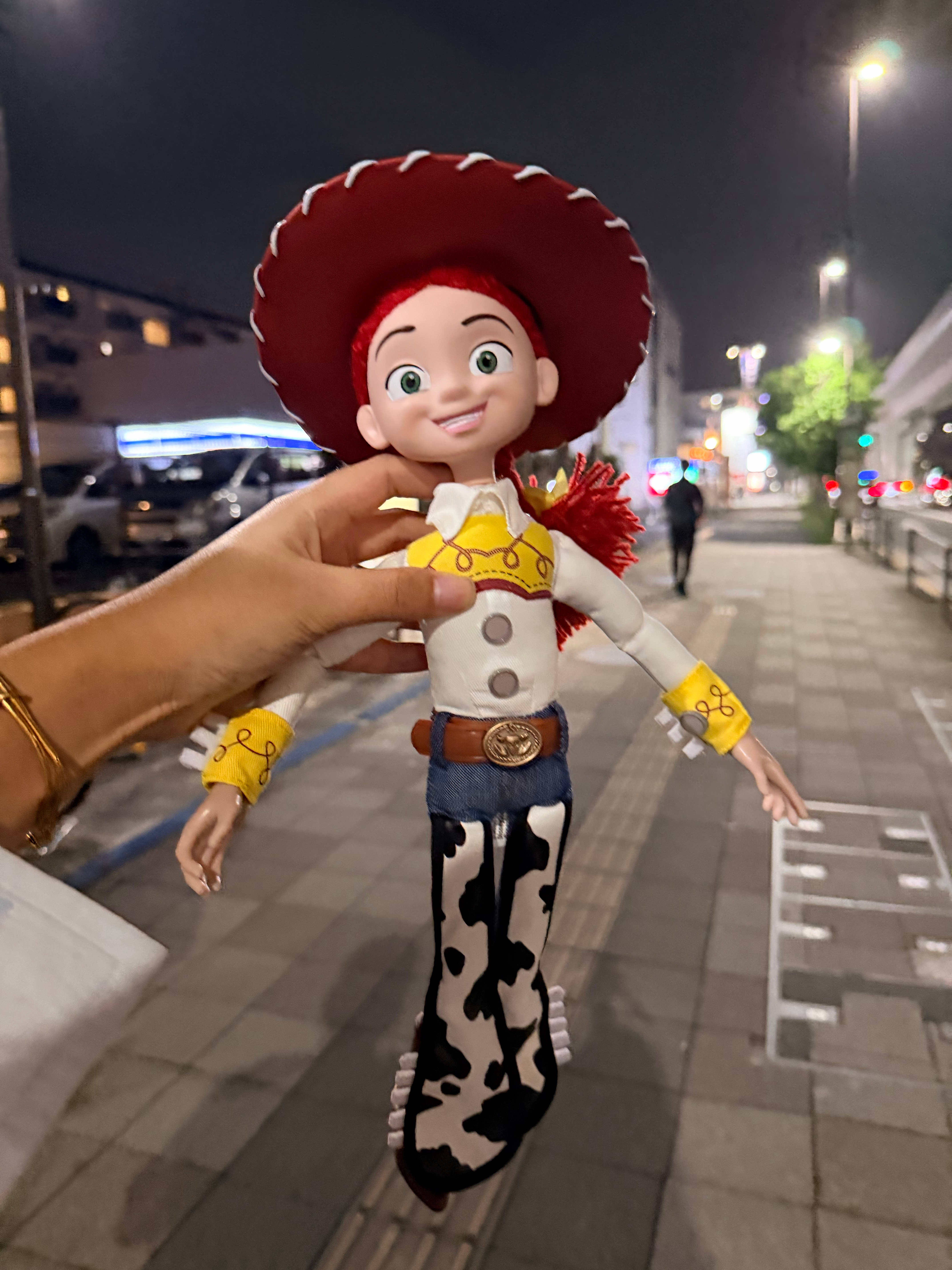 美翻买了一个翠丝。讲日语的。她说不如买那匹马呢，马讲的是“一哈一哈”的马语，还听