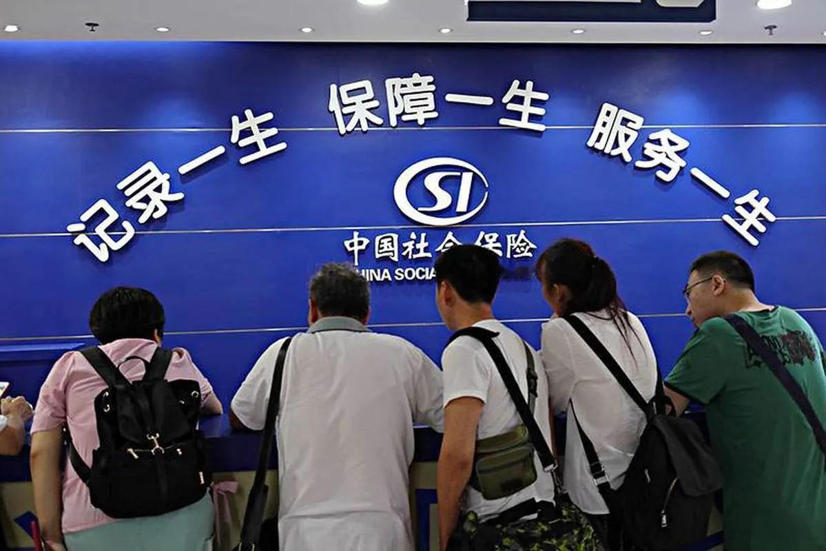 社保这事，真不是你想“自愿”就能了事的了
 
上海一家面馆的王老板，看着电脑屏幕