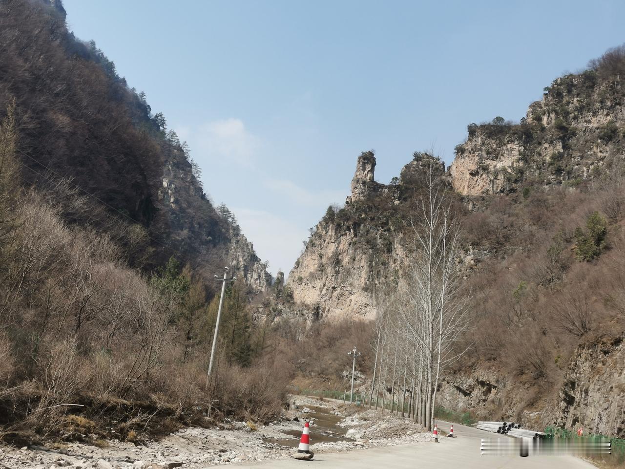 遛山，承德兴隆雾灵山镇556县道、上石洞乡078乡道之自然风景。
从兴隆溶洞景区