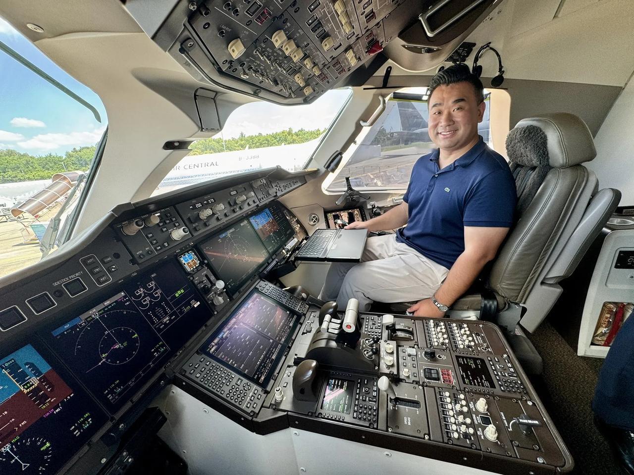 #2024新加坡航展# 中国商飞C919驾驶舱。它像787或MAX一样有4个大屏