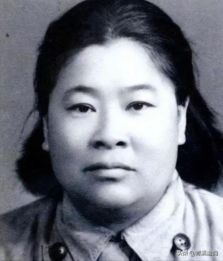 2013年，100岁的何子友站起身，对着南派少林传人胡振国就是一拳。两位武林高手