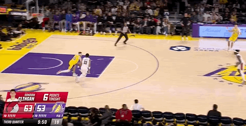 落后12分，湖人暂停！ ​​​​里夫斯被夹击了开拓者vs湖人 ​​​