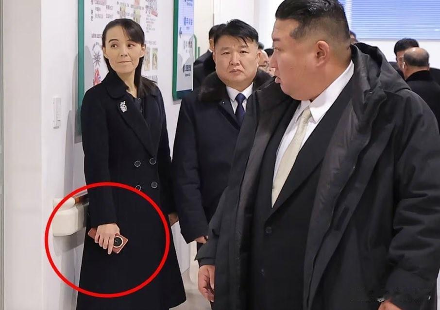 看到金与正手里拿着的手机了吗？现在是朝鲜官员们的标配，用它，就绝对不用担心被美国