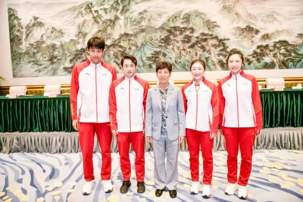 陈梦的护腕上绣着“青岛”拼音首字母，张展硕的泳帽印着栈桥图案。这些小心思在激烈比