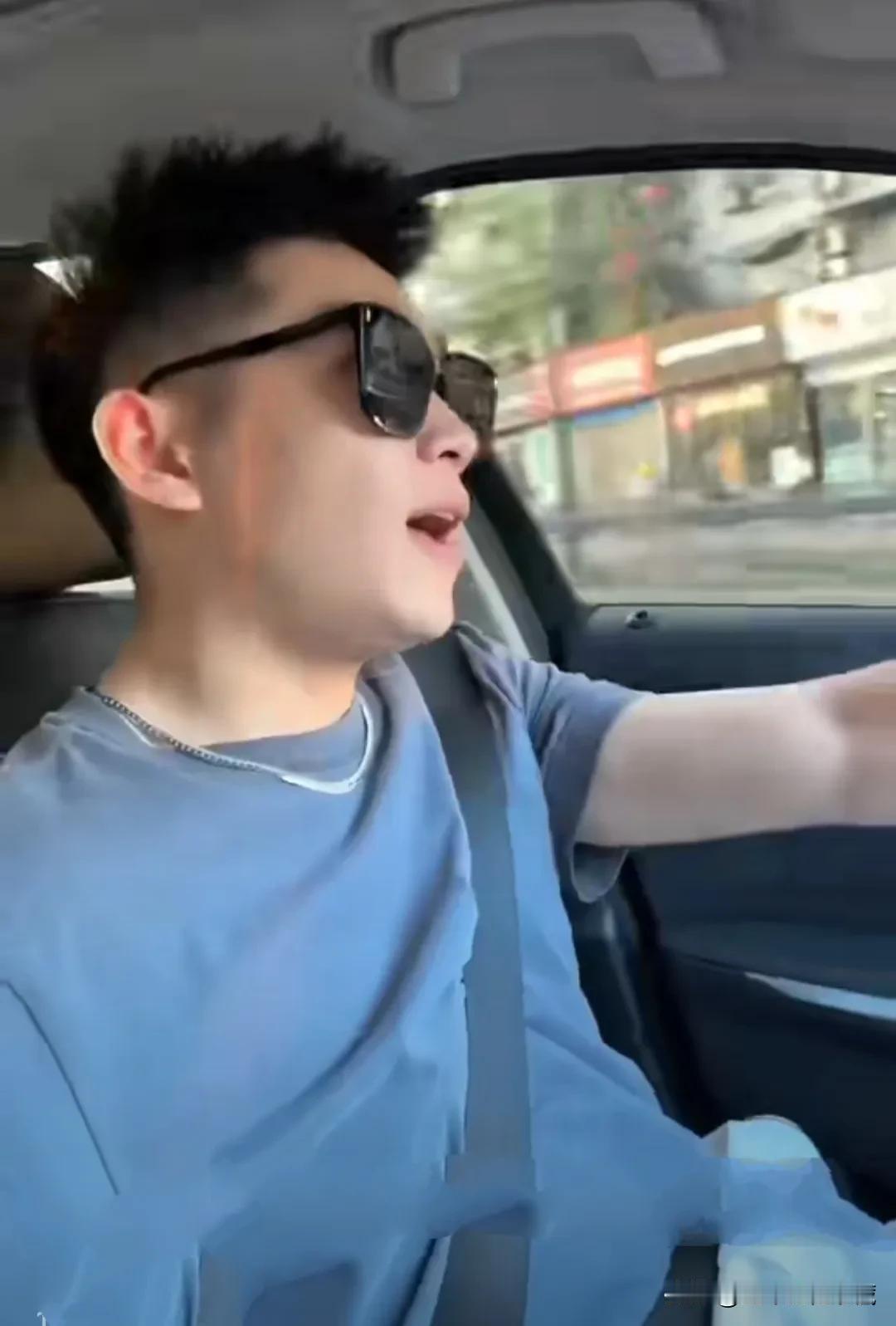 自贡最帅交警陈俊开车都那样帅气，脱去一身制服，一身普通便装的陈俊，戴着黑色墨镜，