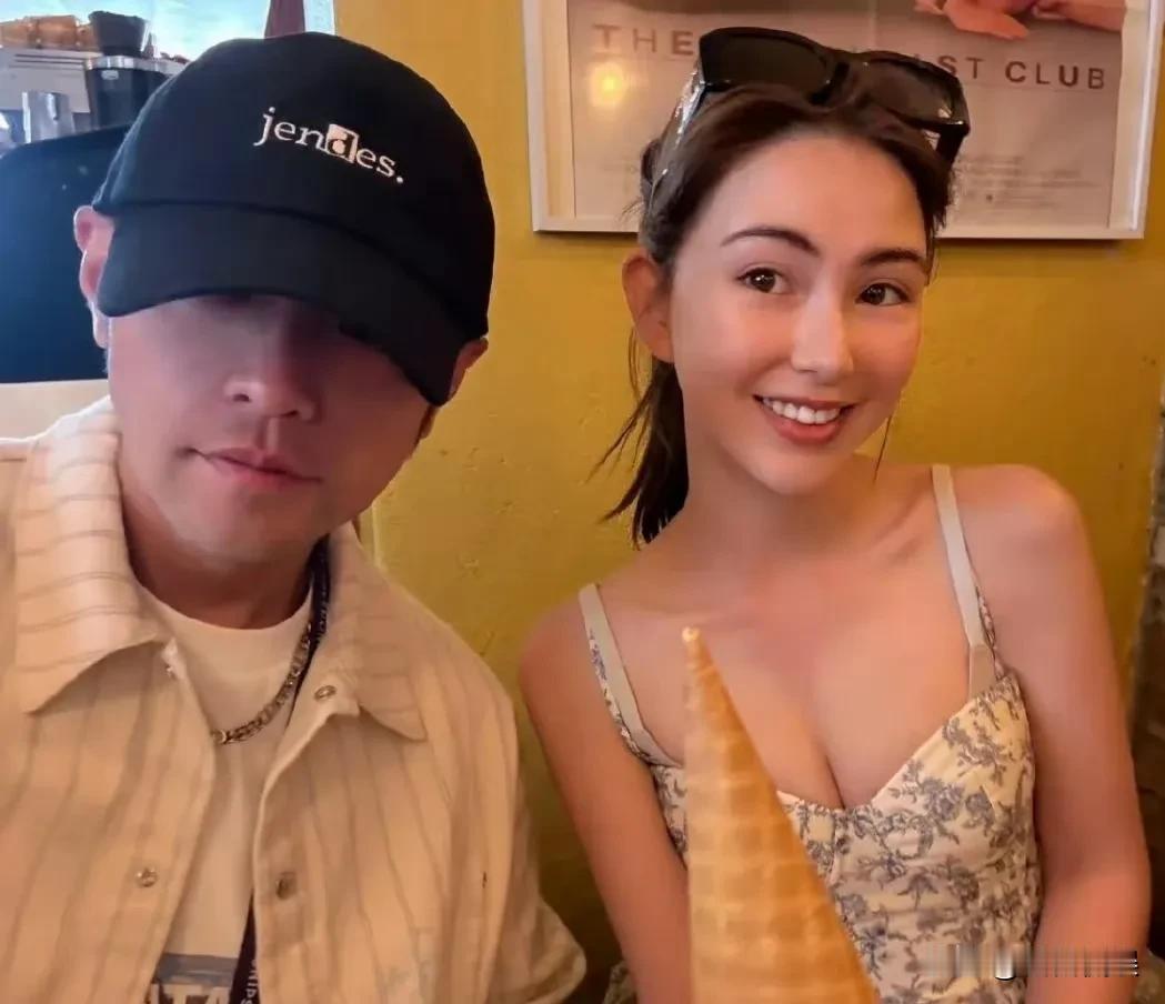 什么事需要周杰伦亲自维权？原来是昆凌发照片把周杰伦裁掉了！

好久没见昆凌了，怎