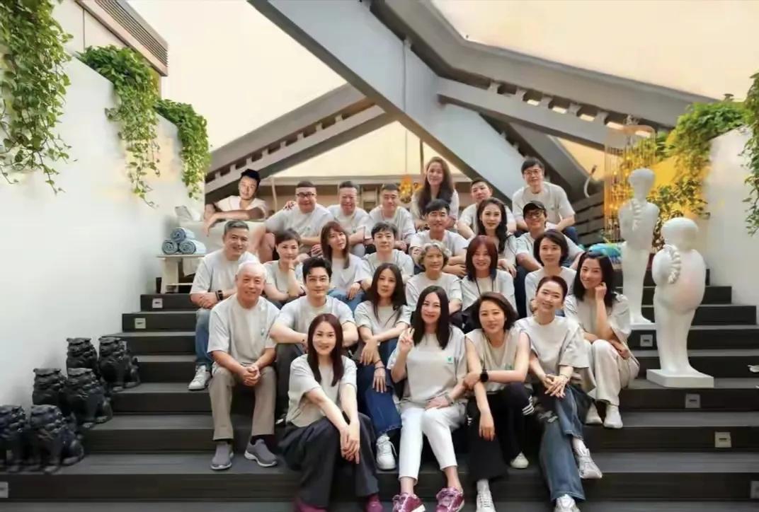 没对比就没伤害，北电表演系96班大聚会，有人漂亮有人老不成样
北电96班最近搞了