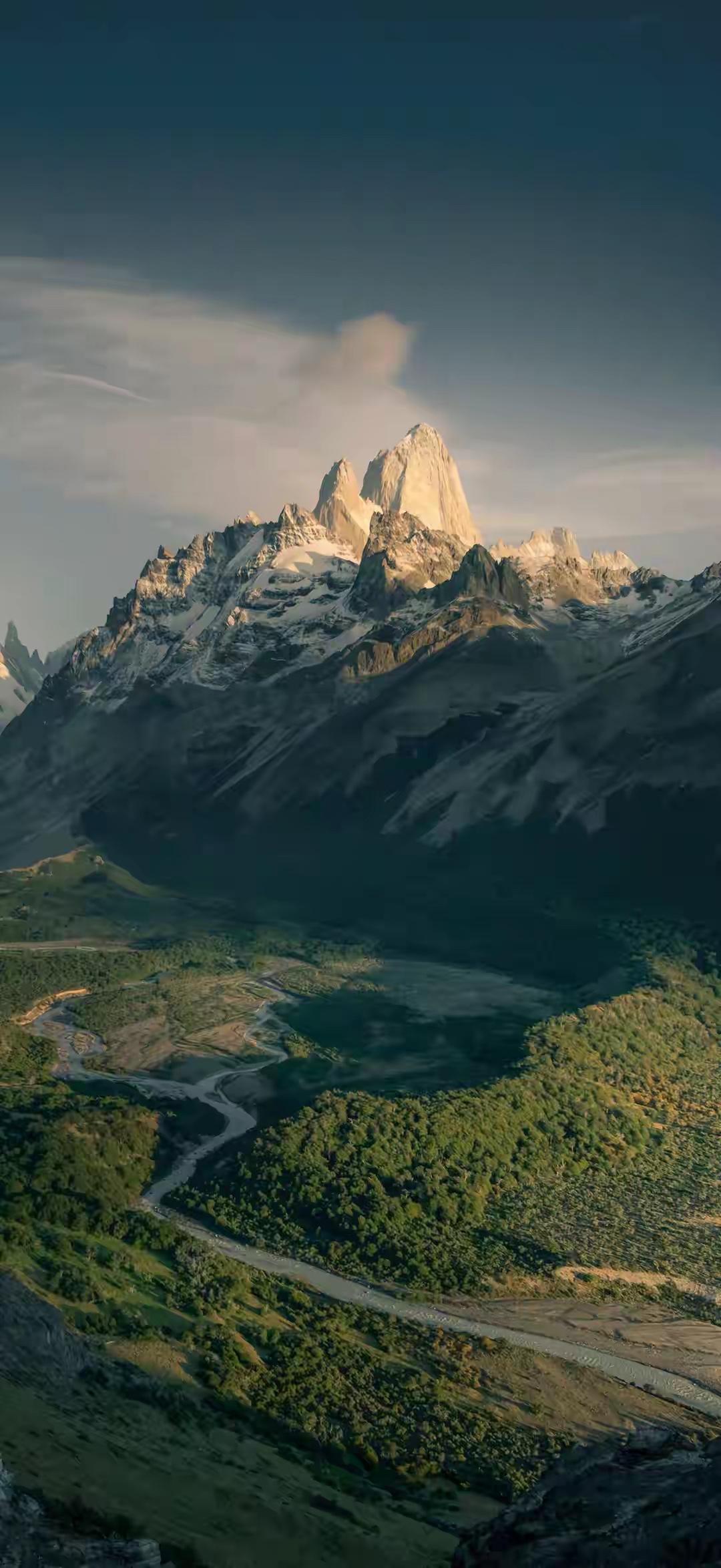 在云雾缭绕的苍梧山中，有一座古朴的道观——灵霄观。观中住着一位名叫清逸道长的高人