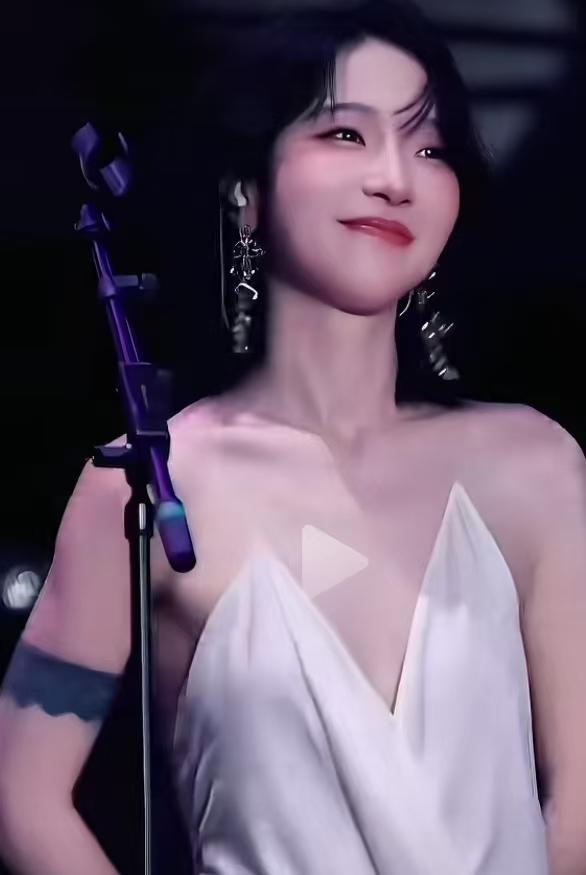 苔花如米小，也学牡丹开。—袁枚