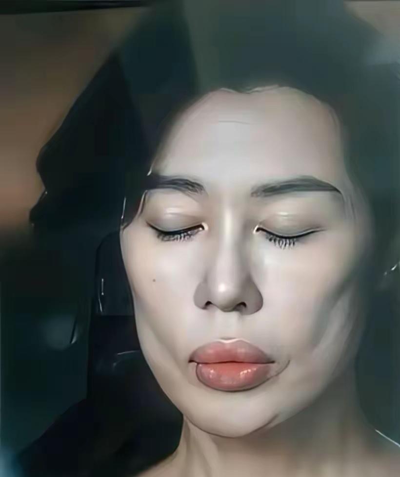 这位演员在电视剧《藏锋》里饰演女警，嘴唇很有特点。