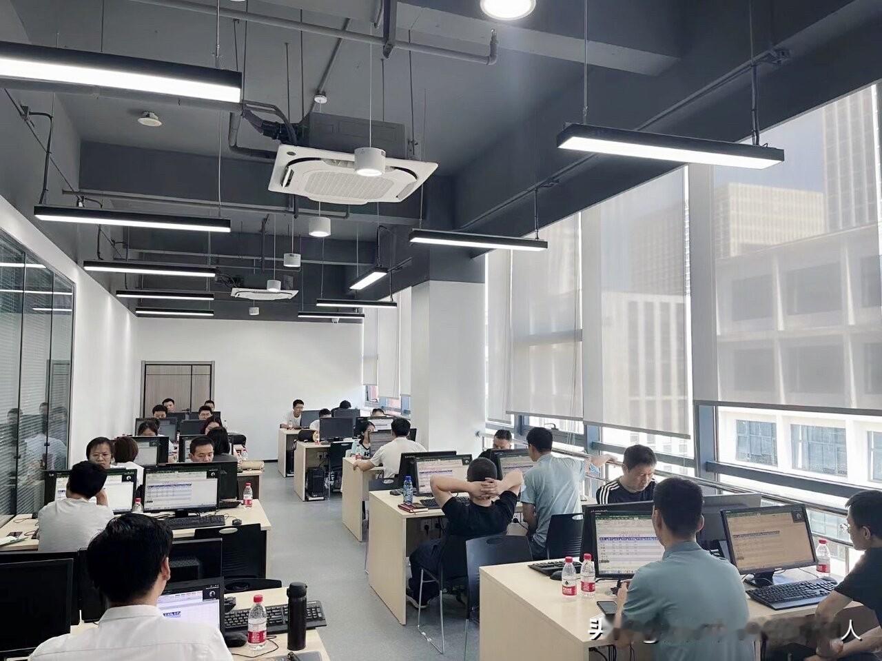 上班久了你会发现：在单位里，同事之间最舒服的相处法子，就是保持边界感。

不管在