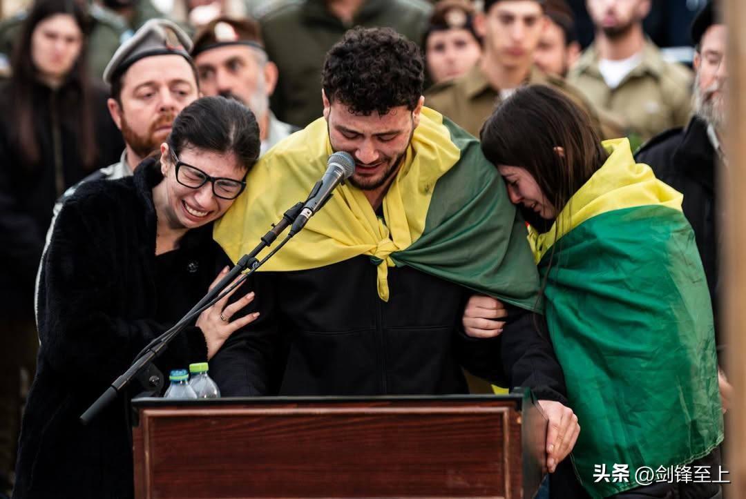 这是一名被真主党打死的以色列士兵的葬礼
他们的亲戚朋友都很悲伤对不对？
但是大家