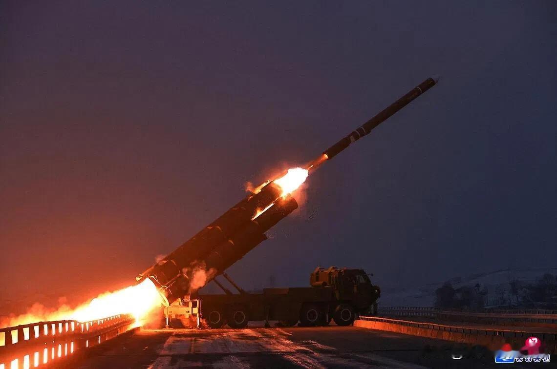 拥有雄心壮志的东方太阳神 朝鲜试射远程巡航导弹 金正恩观摩
朝中社12月29日发