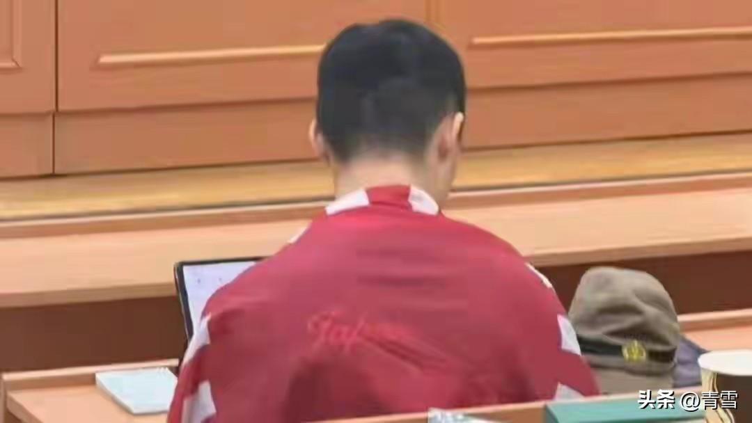 中国籍留学生身披旭日旗，首先打的是父母和家庭教育的脸！
近日，俄罗斯国立莫斯科大