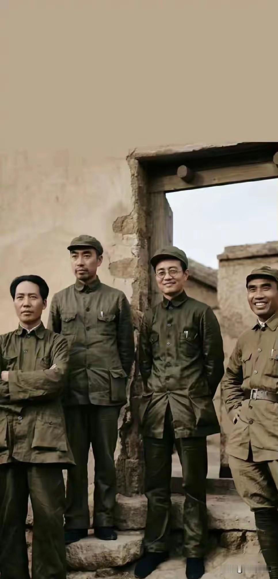 这张合影我第一次见到

看样子应该是拍摄于30年代末的延安，看照片中的四位都特别