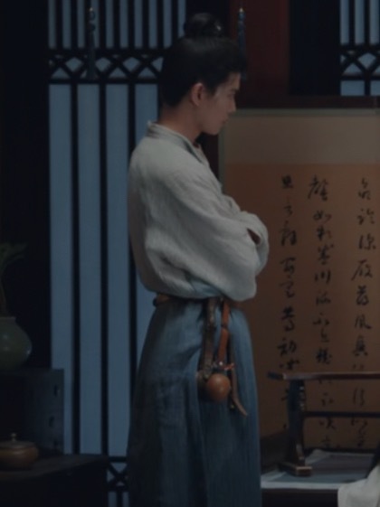 穿这么肥的裤子但是依然可以看出他屁股很翘 唉这身太萌了！虽然这个叉胸妈味十足 