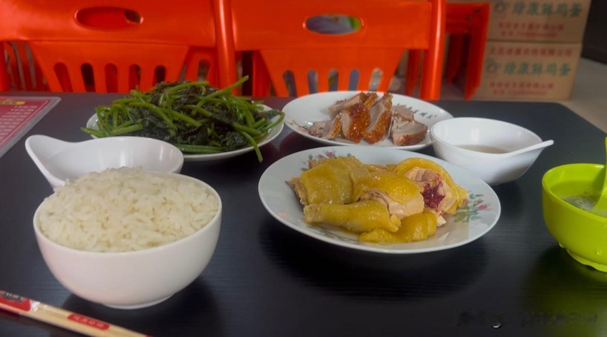 不知道这家正宗不正宗，反正我是觉得他家文昌鸡非常好吃，鸡皮黄黄的很脆一点不腻，蘸