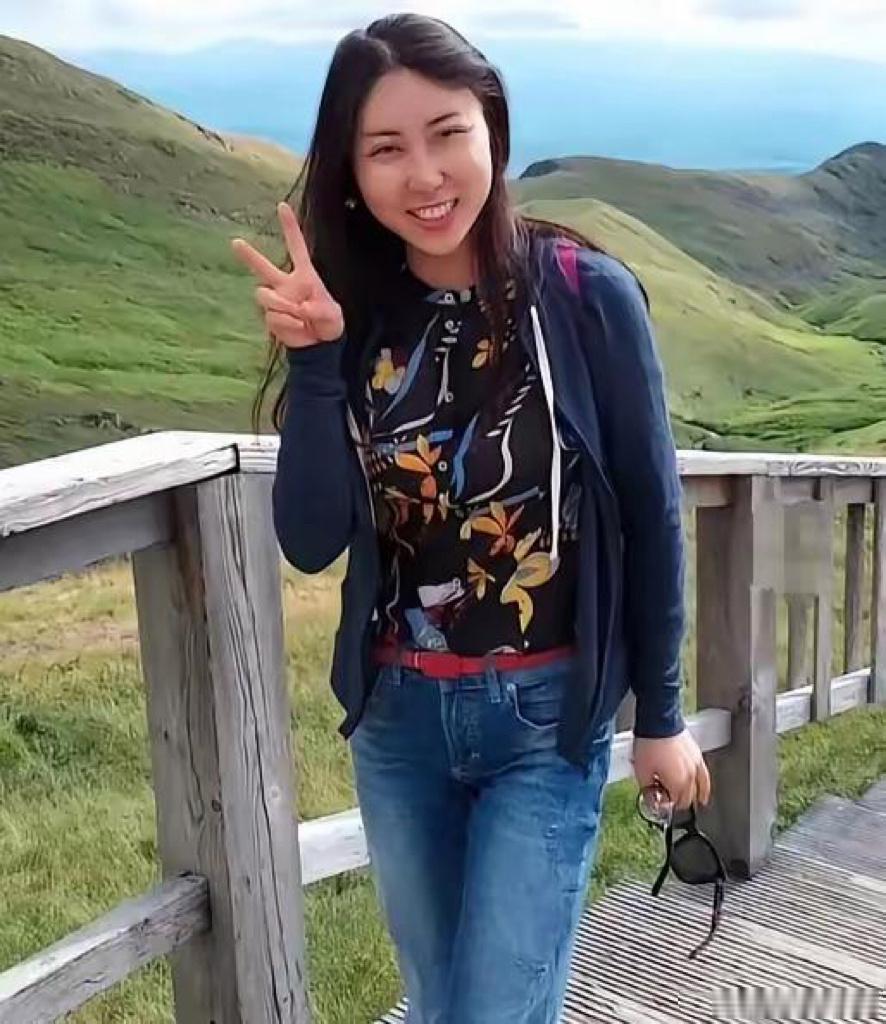 才女贾浅浅被撤销硕士学位后。贾平凹伤不伤心，我不知道但现在有一个人应该很开心，那