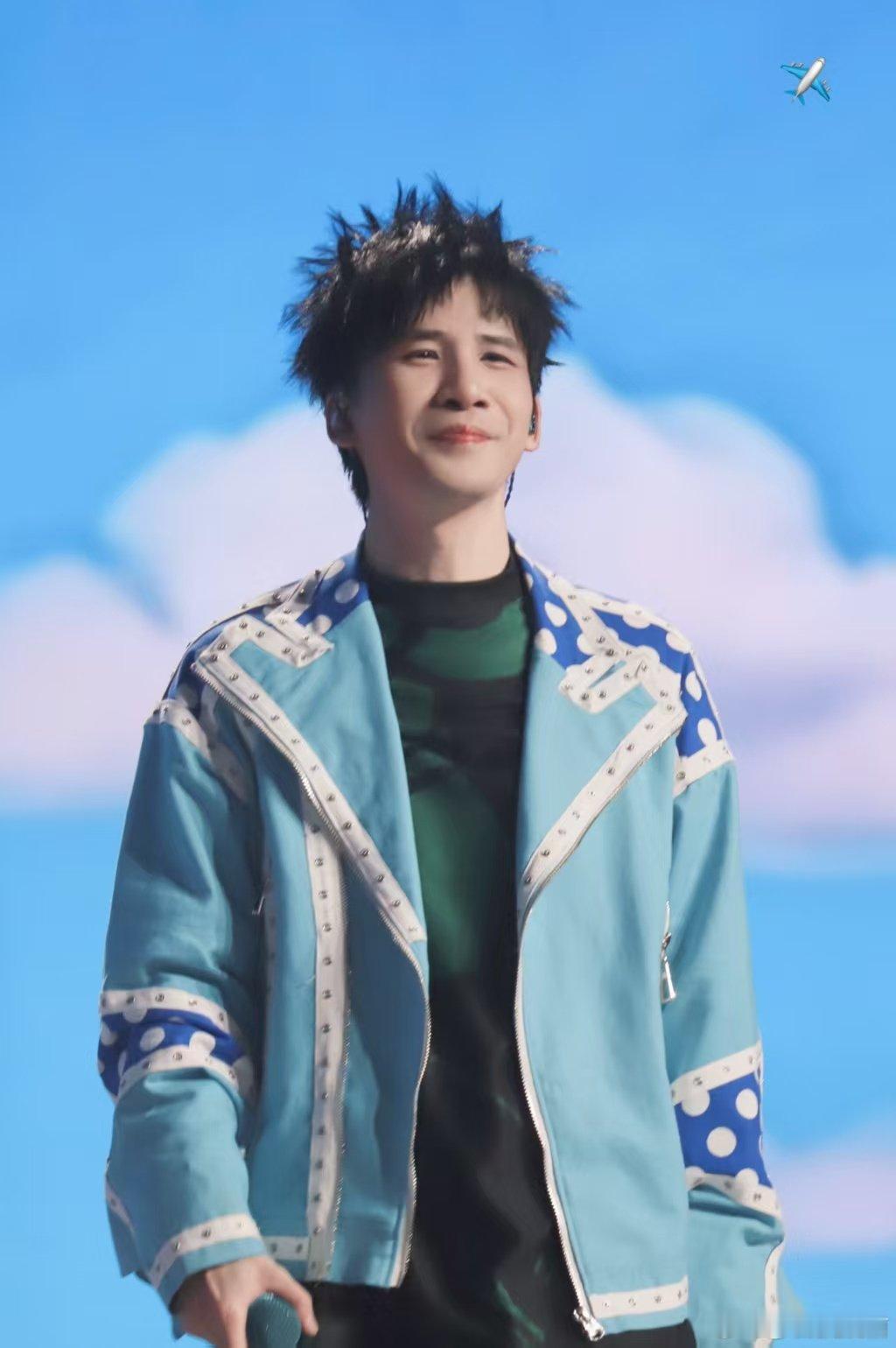 抽象的事大张伟顺脚就办了 大张伟抽象起来太疯狂！别人严肃官宣没新意，他“顺脚”就