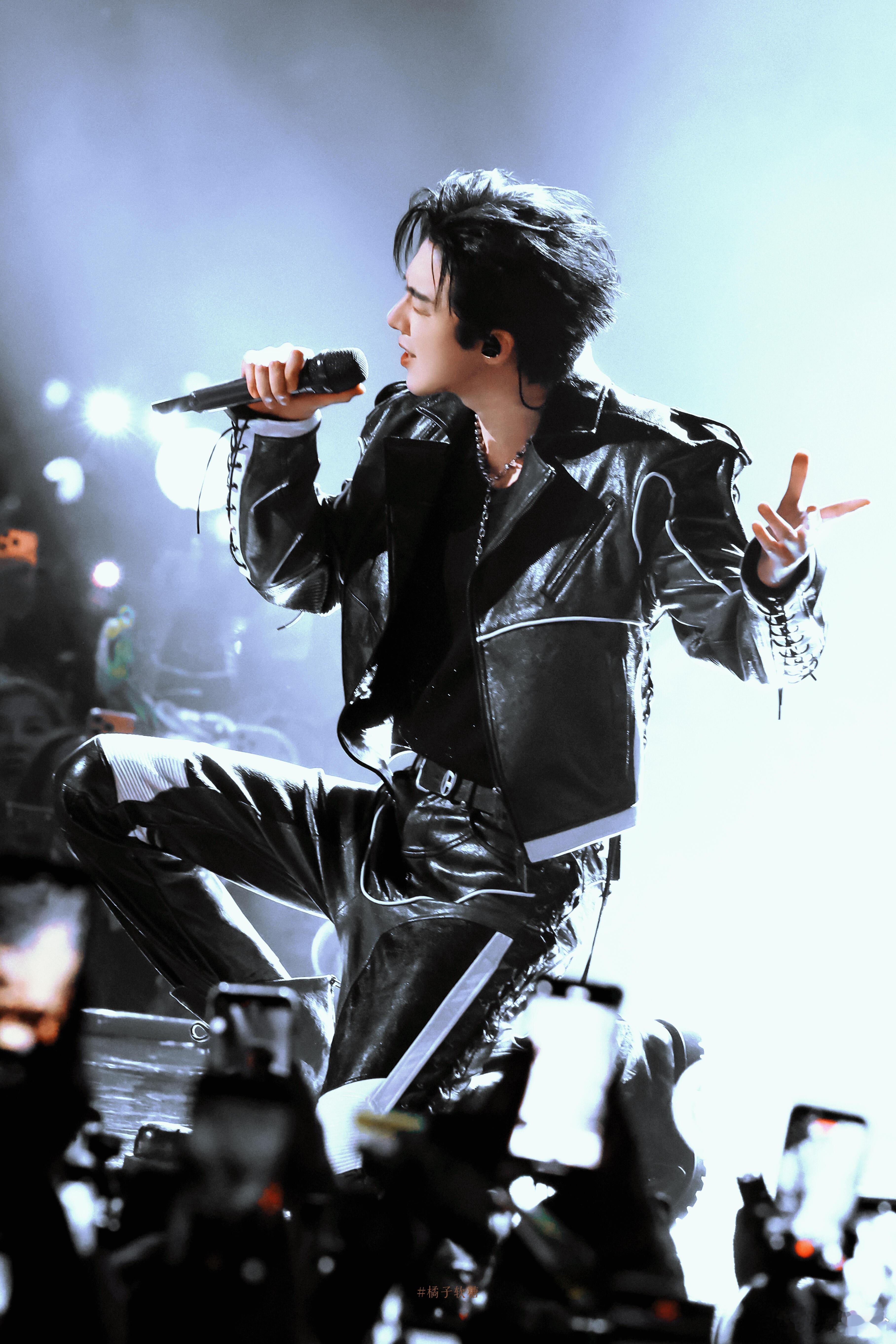 ：下个世纪也会继续相爱对吗太喜欢这套造型了，完全未来战士……好帅的皮衣，好帅的单