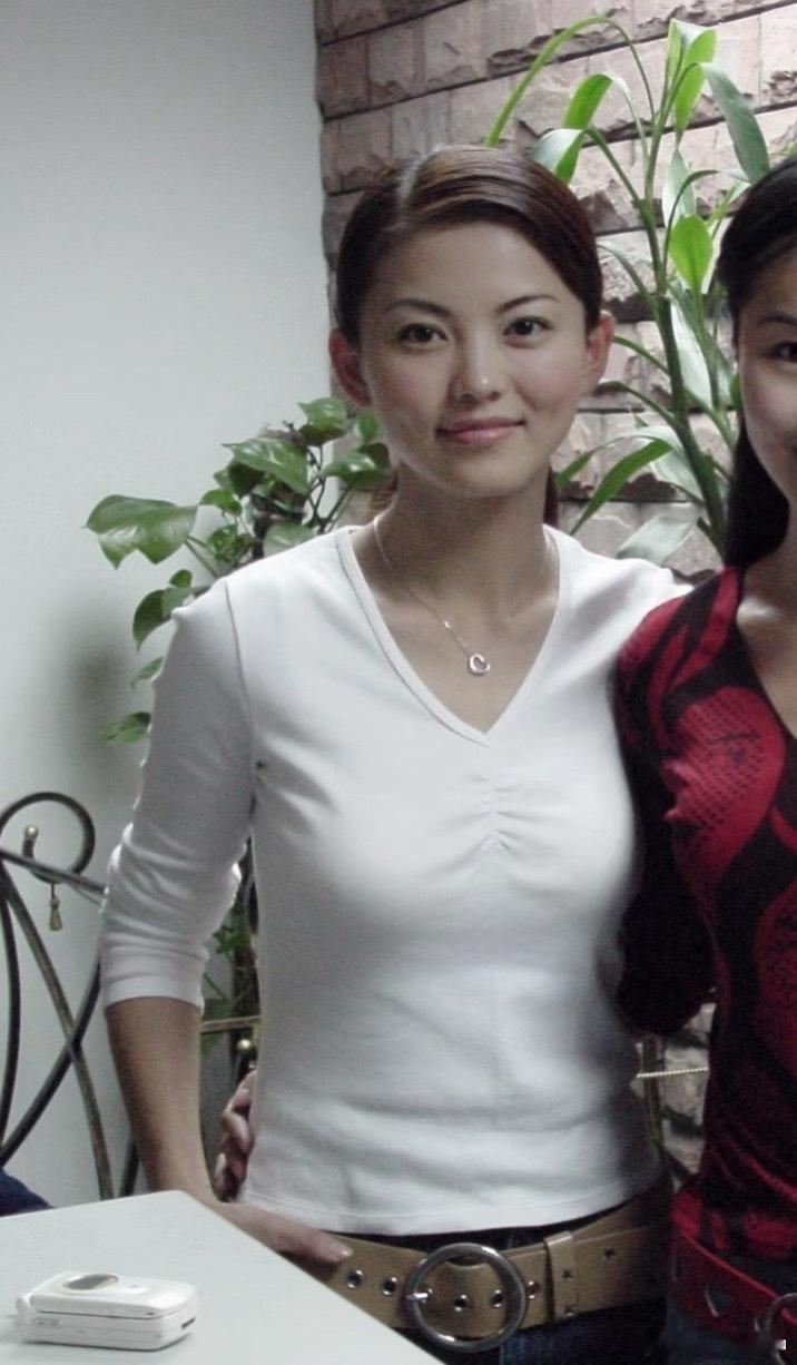 李湘气得把瘦瘦的照片翻出来了下面这图2000年的 李湘颜值巅峰吧！还有：快嘴李翠
