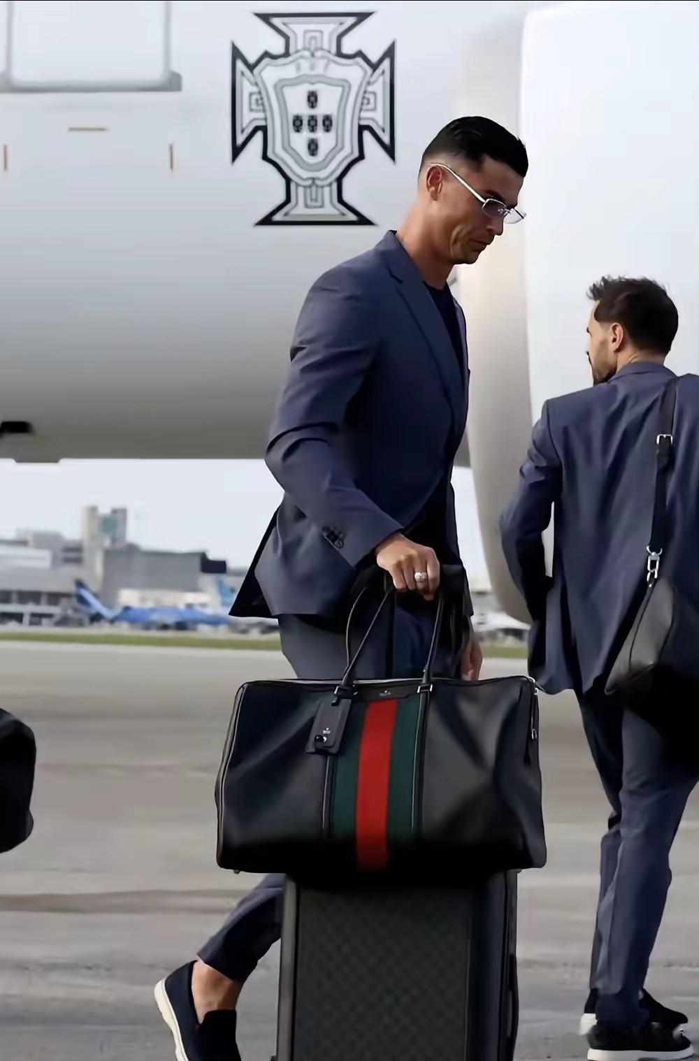 足球史上首位连续参加六届世界杯的球员C罗克里斯蒂亚诺·罗纳尔多，四十一岁，依然身